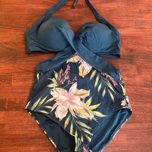 cupshe one piece bathing suit in used condition, worn 1x, runs a bit big.